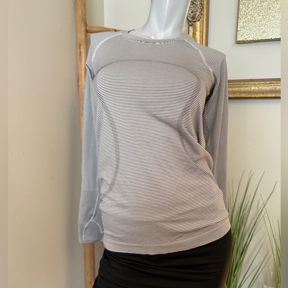 lululemon athletica Swiftly Crew in black and white stripe size 6 - Picture 7 of 11